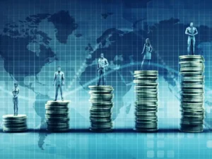 Pessoas sobre pilhas de moedas representando crescimento econômico e crédito subsidiado