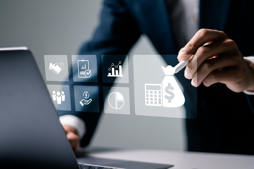 Interface digital com ícones financeiros representando um sistema de custeio moderno.
