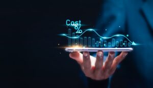 Gráfico de custos exibido em smartphone representando um sistema de custeio digital.