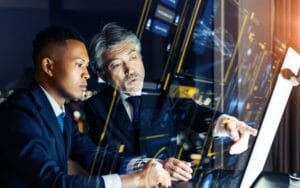 Dois homens analisando uma possível consultoria FINEP