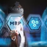 Homem com tela tecnologica escrito mrp