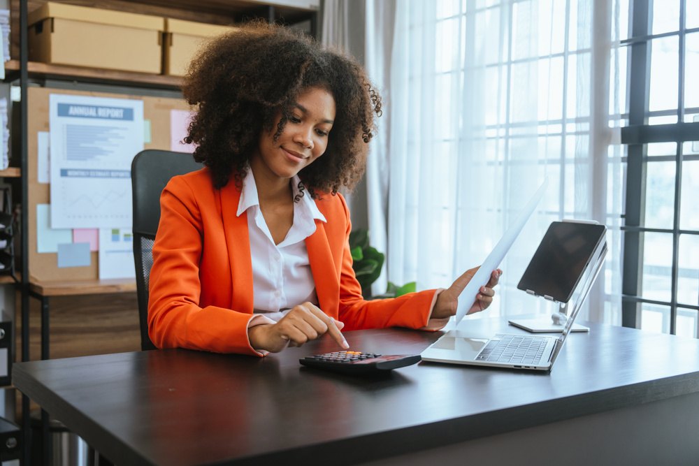 Profissional realizando gestão de capital de giro ao analisar dados financeiros e organizar entradas e saídas.