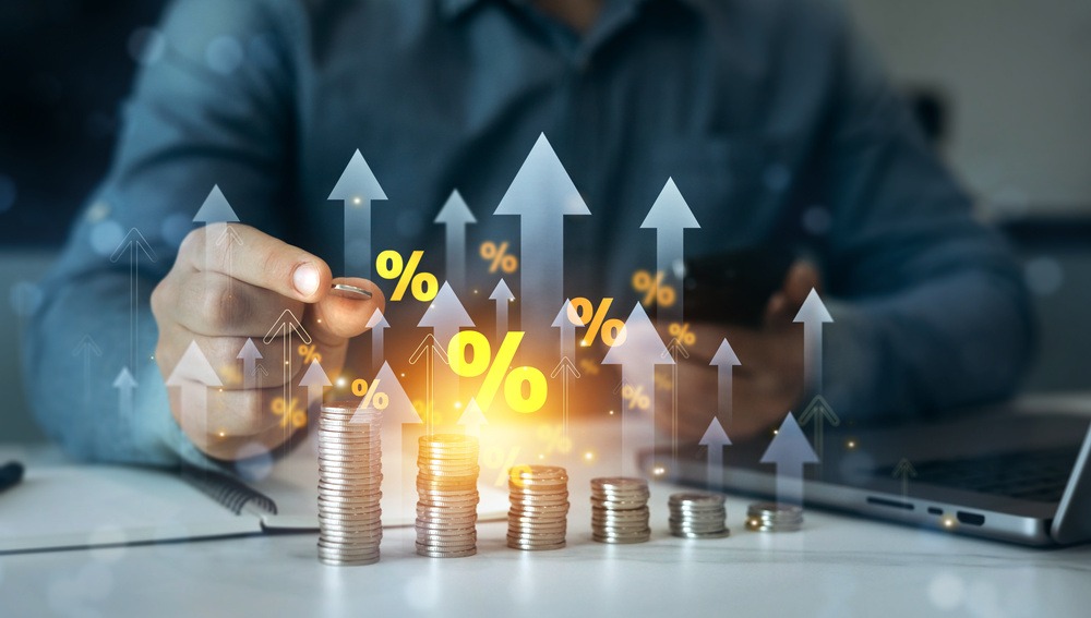 Gestão de capital de giro ilustrada por crescimento financeiro, com moedas empilhadas e indicadores de aumento de margem e rentabilidade.