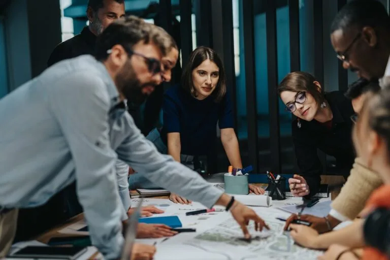 Pessoas em reunião conversando sobre um projeto, possivelmente sobre o Programa Mais Inovação