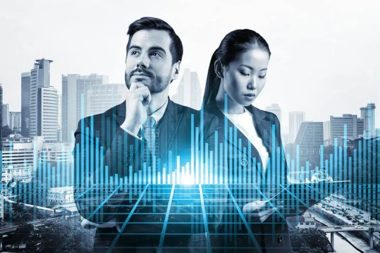 Imagem de dois profissionais de negócios analisando dados financeiros, com gráficos de barras e um horizonte urbano ao fundo, representando análise de investimentos.