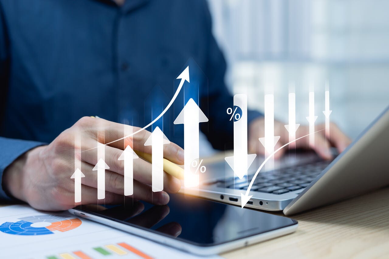 Gestor trabalhando em laptop com gráficos de desempenho e setas de crescimento digitalizadas representando análise financeira estratégica
