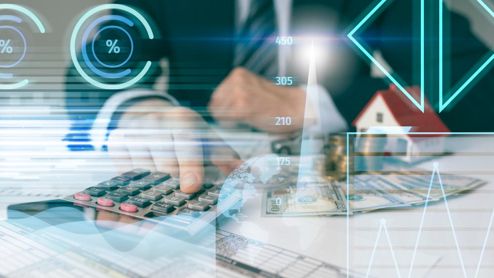 Imagem conceitual de análise financeira e investimento com uso de tecnologia, incluindo uma pessoa usando calculadora, dinheiro, gráficos e elementos digitais.