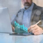 Executivo analisando dados e monitorando processos de gestão de orçamento