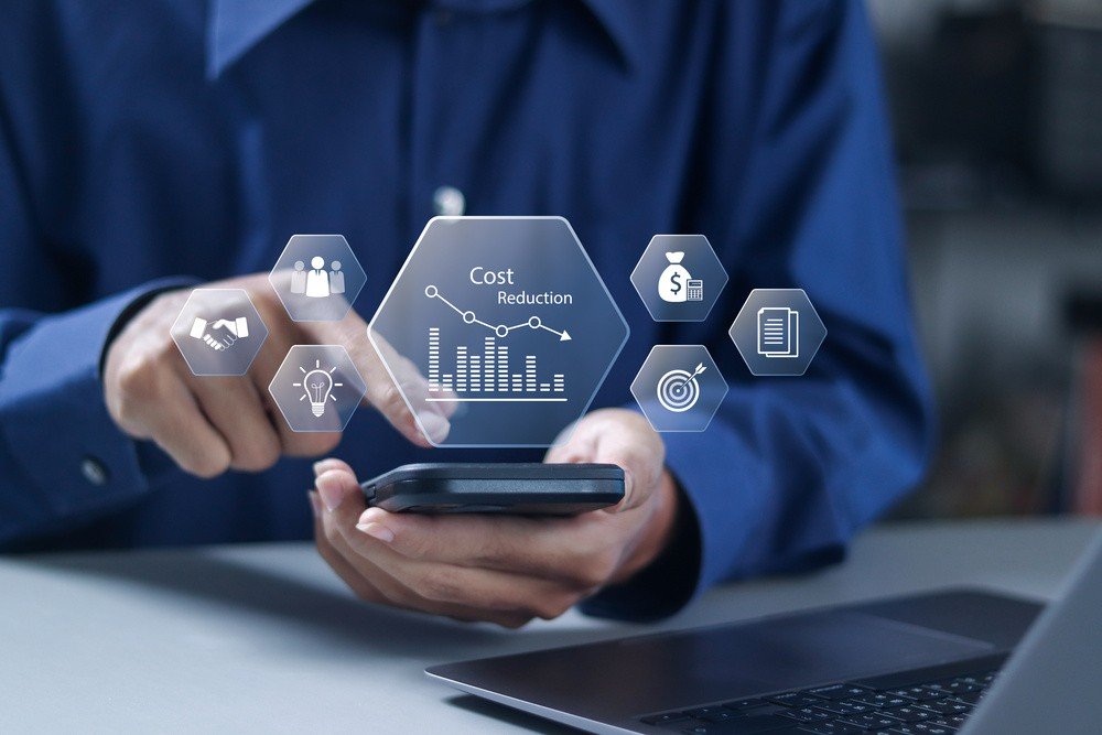 Interface digital com foco em análise de custos e redução de despesas enquanto uma pessoa interage com o celular.